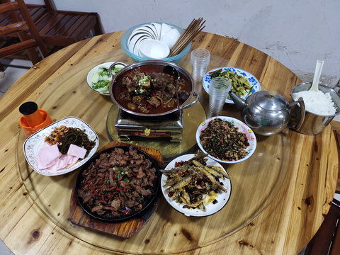 桌上乾坤 中国菜系的人间至味与光影艺术